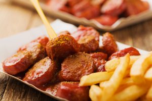 Currywurst mit Pommes