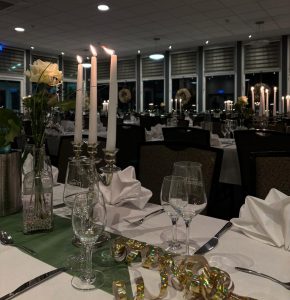 Eingedeckter Saal