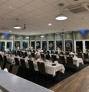 Eingedeckter Saal